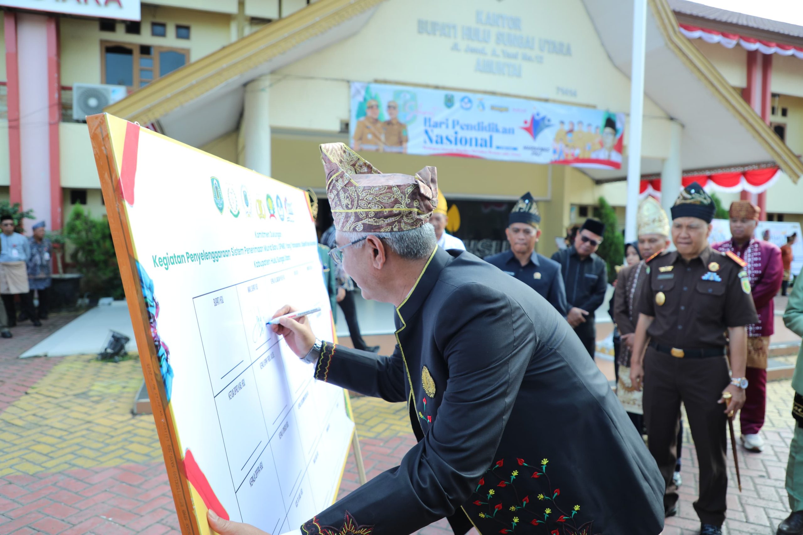 Foto diskominfohsu: Wakil Bupati HSU, Hero Setiawan, bersama pejabat Forkopimda dilingkungan Pemkab HSU saat deklarasi dan penandatanganan komitmen dukungan pada Hardiknas tingkat Kabupaten HSU ditanggal 5 Mei 2025 lalu